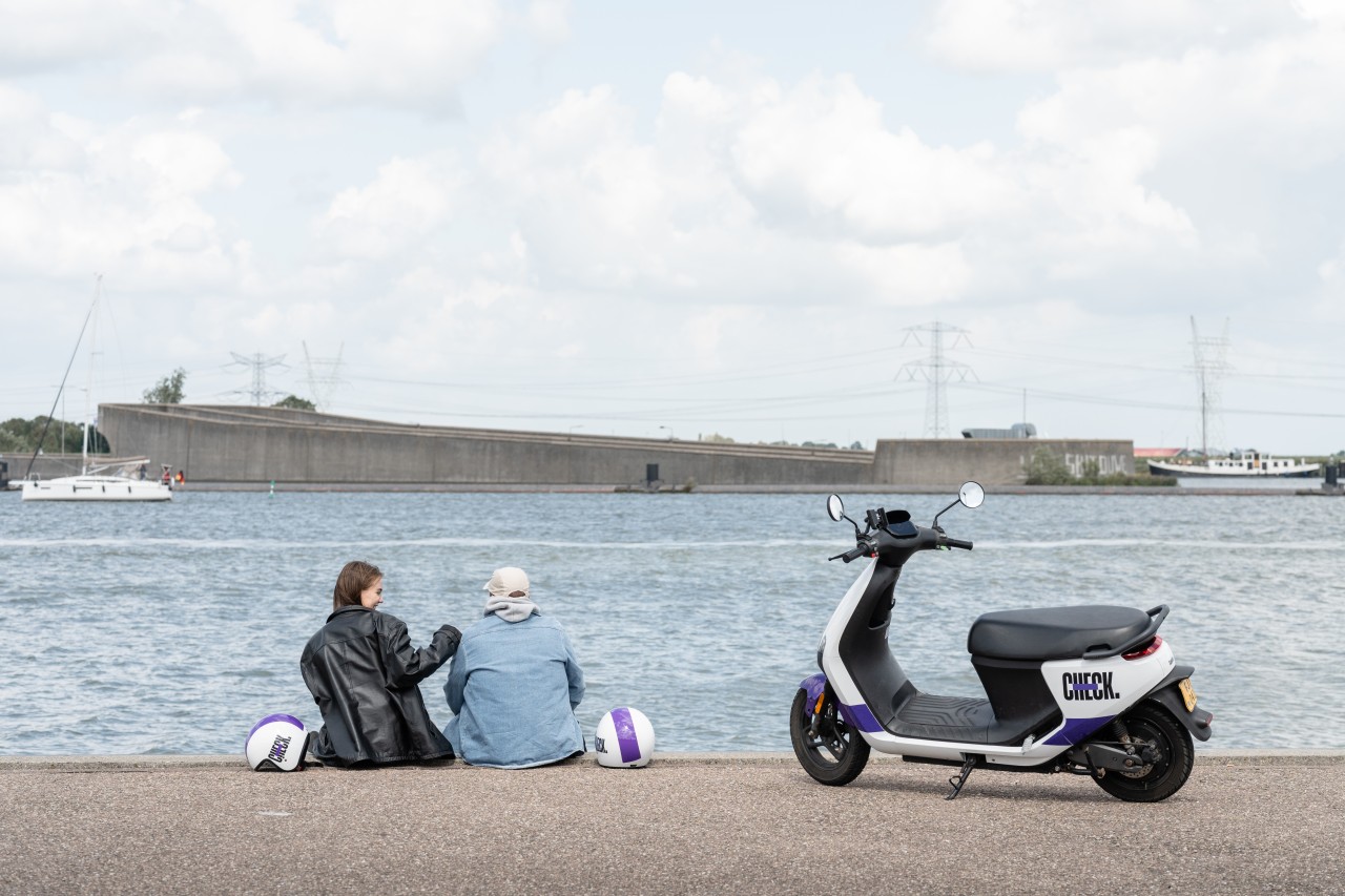 Een scooter van de deelvervoeraanbieder Check