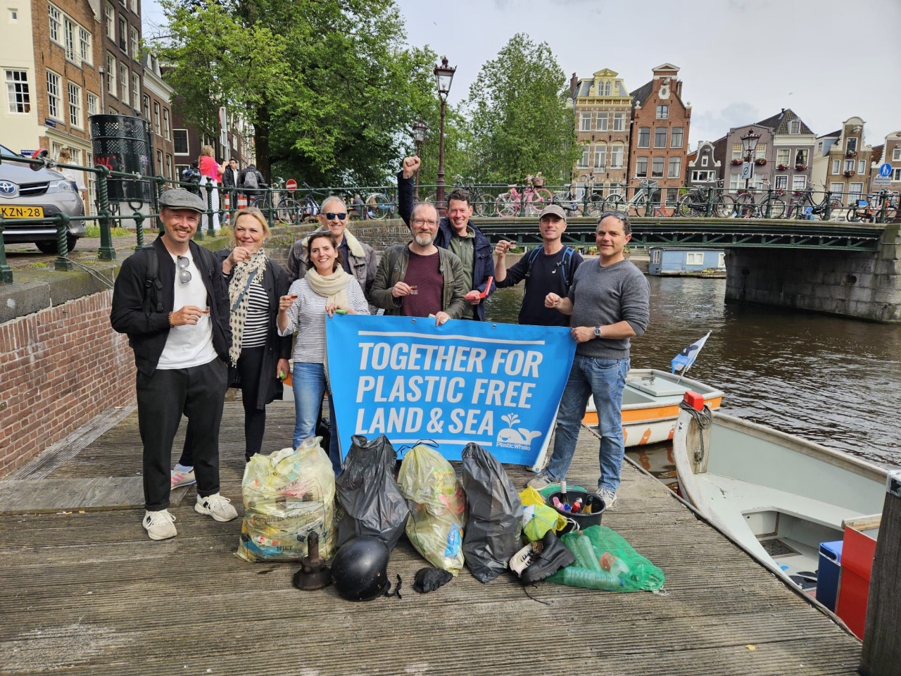 Amsterdam Bereikbaar-collega’s tijdens het plasticvissen