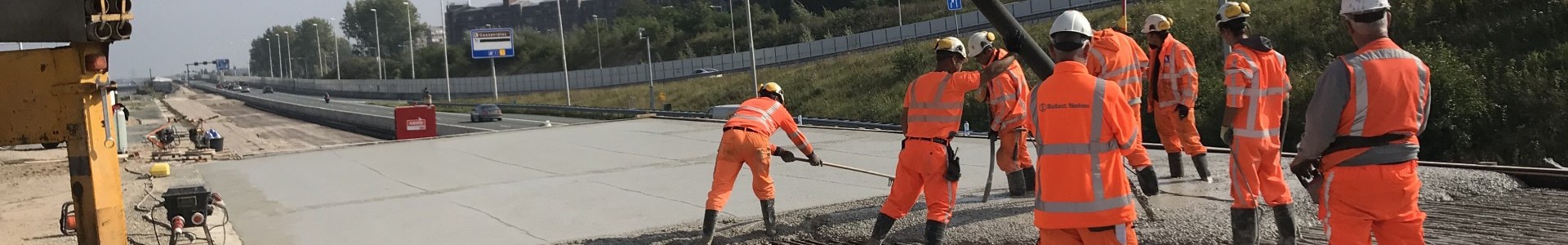 Er wordt gewerkt aan de afwerking van het dak van de Gaasperdammertunnel