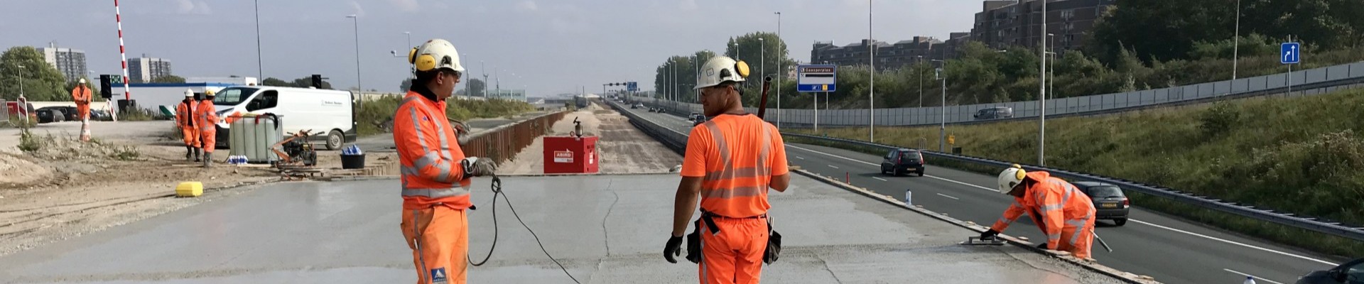 Er wordt gewerkt aan het dak van de gaasperdammertunnel op de rijksweg