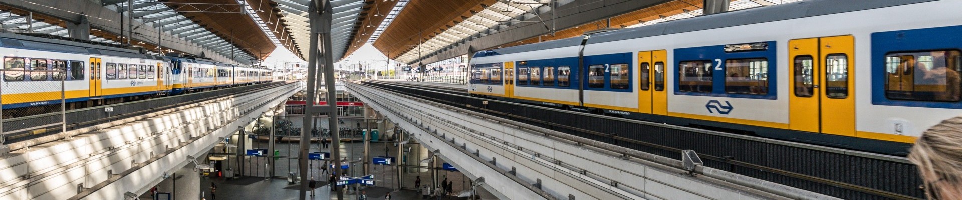 Twee treinen rijden het Bijlmer Arena metrostation in