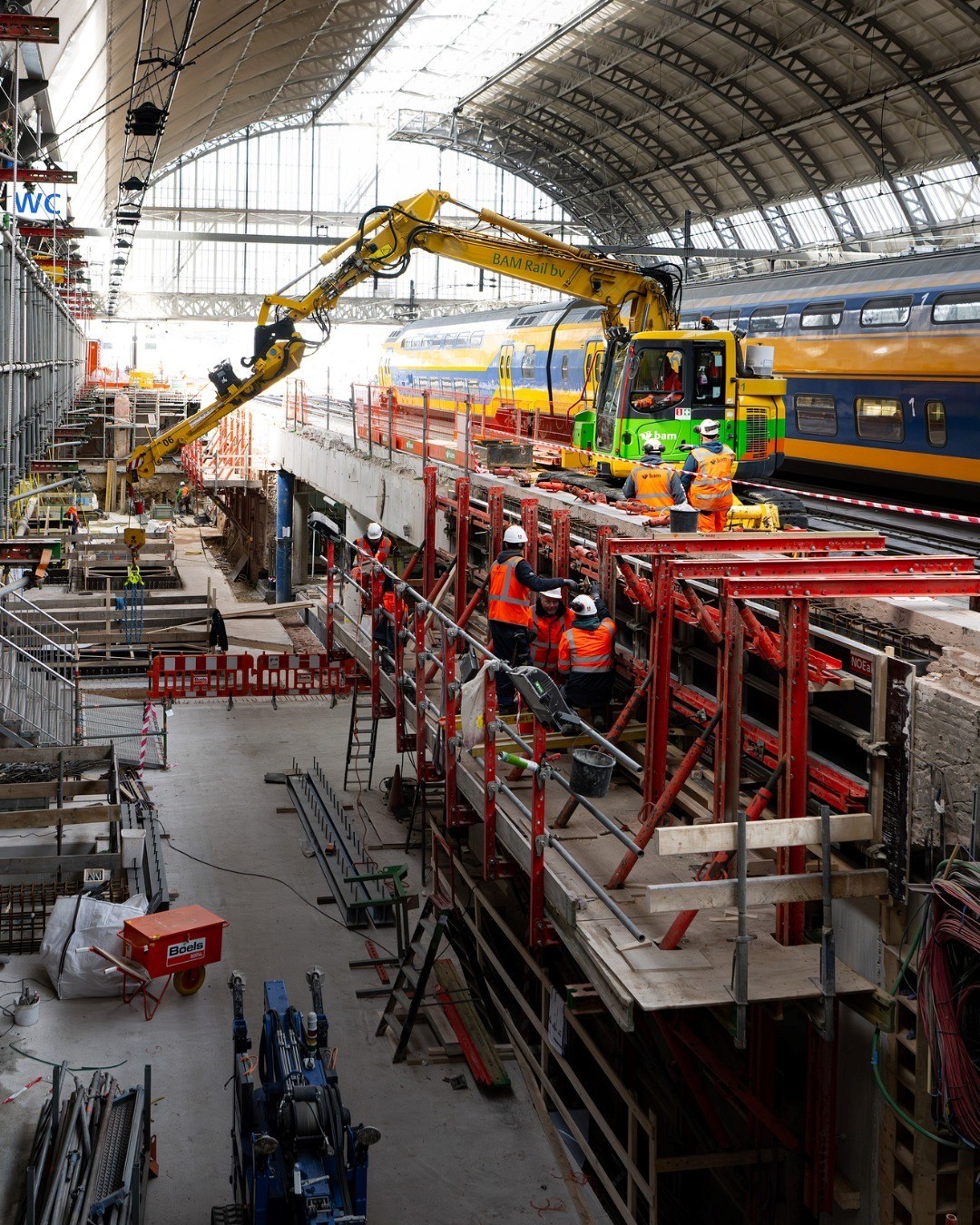 Werkzaamheden Amsterdam Centraal perron 1 aanbrengen roltrappen en liften.jpg